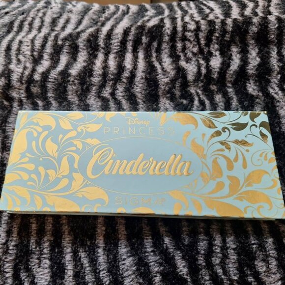 💙 Sigma Beauty x Disney Cinderella Eyeshadow Palette - Picture 2 of 3